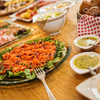 Lachsplatte mit Salatgarnitur